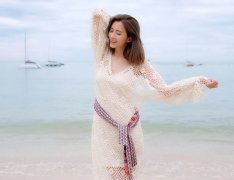 每一个动作也充满女人味！沈卓盈离巢后穿搭更妩媚