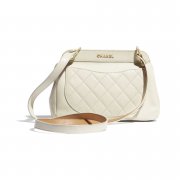 2019香奈儿最新气质象牙白限定包款登场！与经典黑一样实搭、且不易撞包！