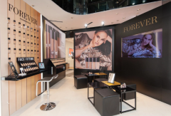 爱心蜜粉饼光泽太放闪！Dior超完美快闪店独卖商品一次看，满额还送超美手拿包