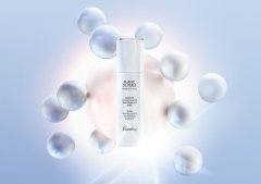 娇兰珍珠光萃净斑精华 让肌肤裹上晨光珍珠 细腻柔滑、透澈无瑕 素颜自带女神光